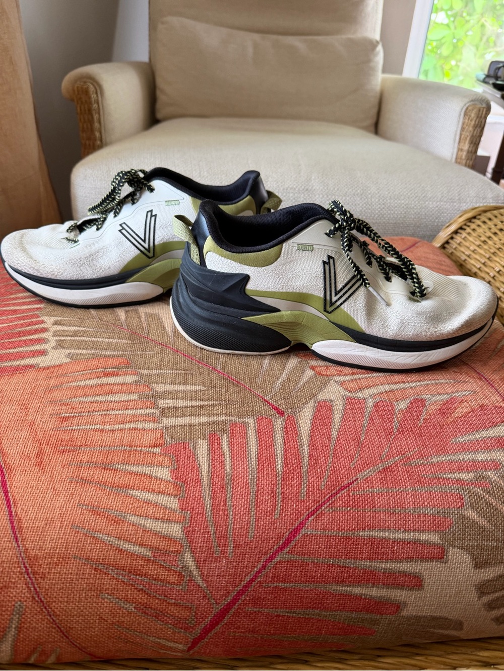 Vionic "The Gabby" Performance Walking Sneakers size 8.5